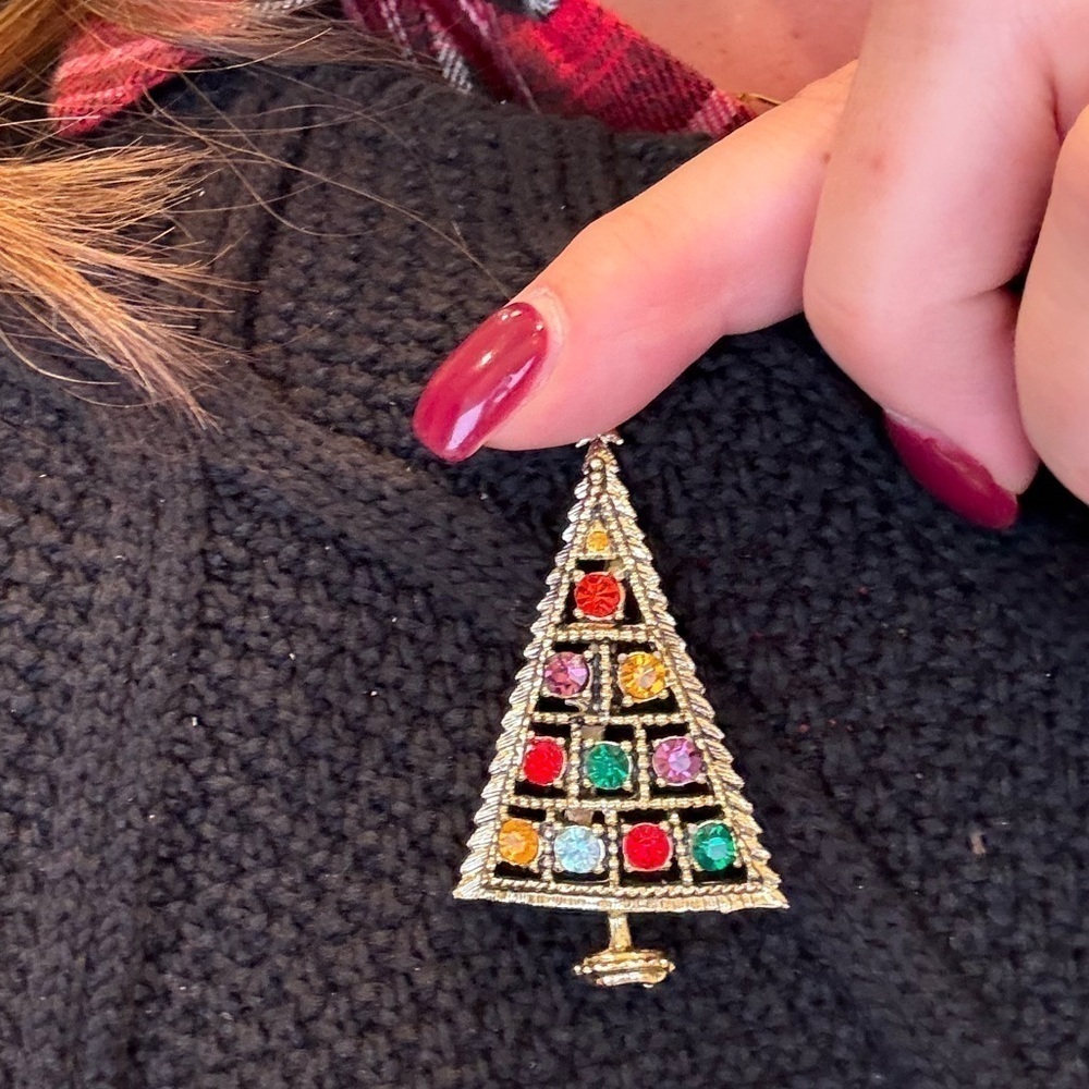Vintage quality Christmas tree brooch adorned in shimmery stones